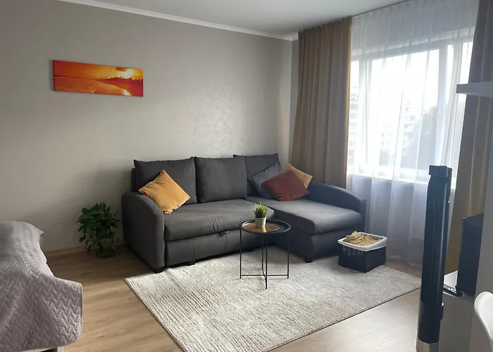 Cozy Close To Airport